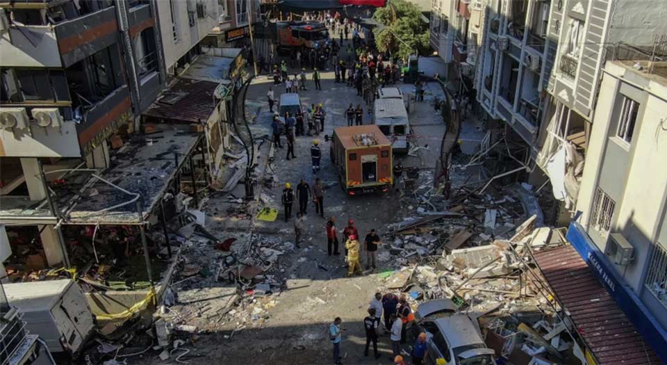 Türkiyənin İzmir şəhərində restoranlardan birində təbii qazın partlaması nəticəsində 5 nəfər həlak olub, 63 nəfər isə yaralanıb