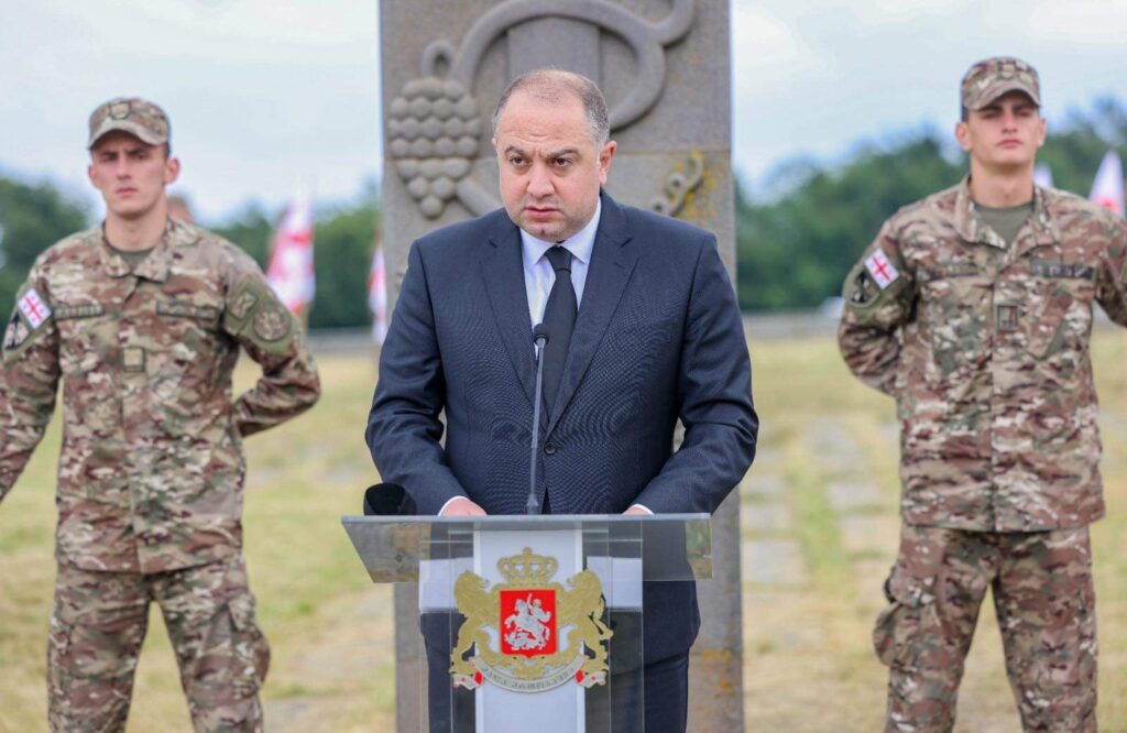 İrakli Çikovani Didqori Memorialı yaxınlığında çavuşları peşə günü münasibətilə təbrik edib