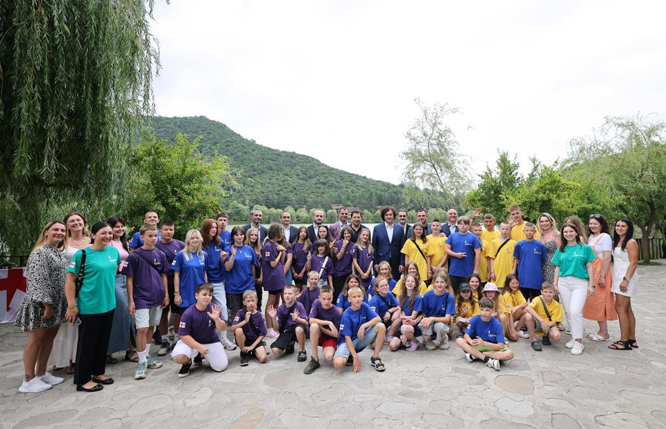 PM, Education Minister meet Ukrainian National Guard servicemen's children at summer camp