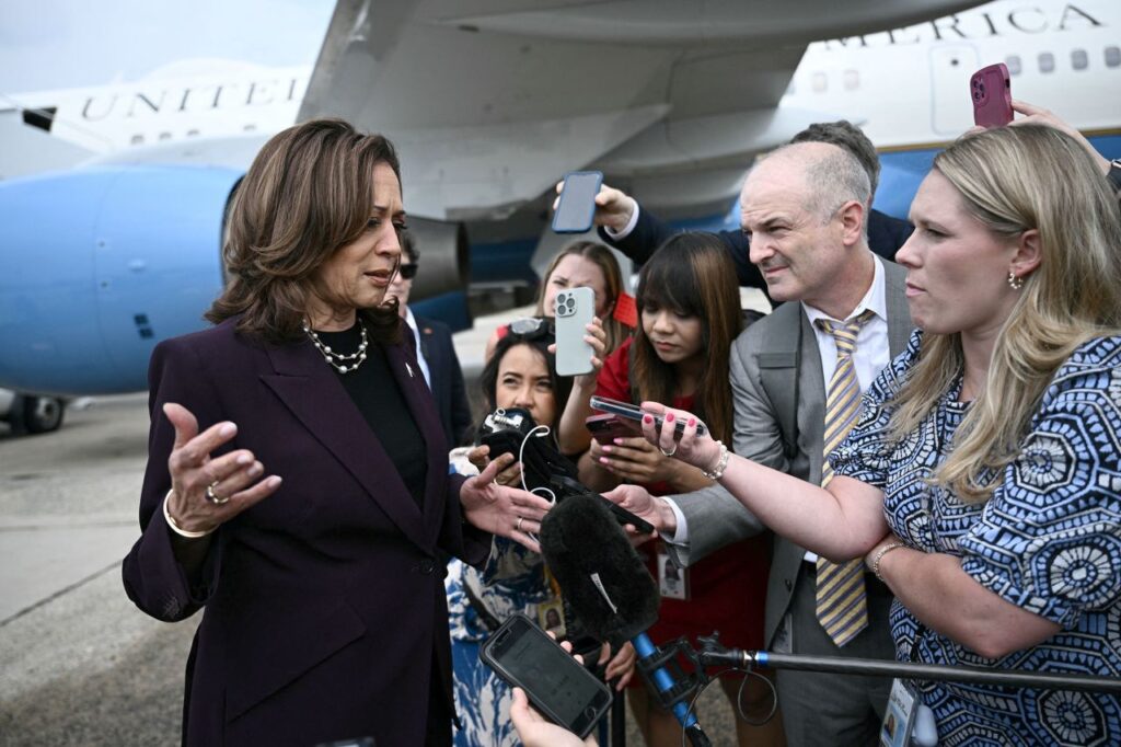 Kamala Harris Donald Trampla debata hazır olduğunu bildirib