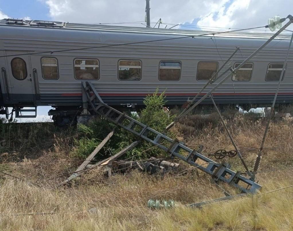 В Волгограде поезд столкнулся с грузовиком и сошел с рельсов, есть пострадавшие