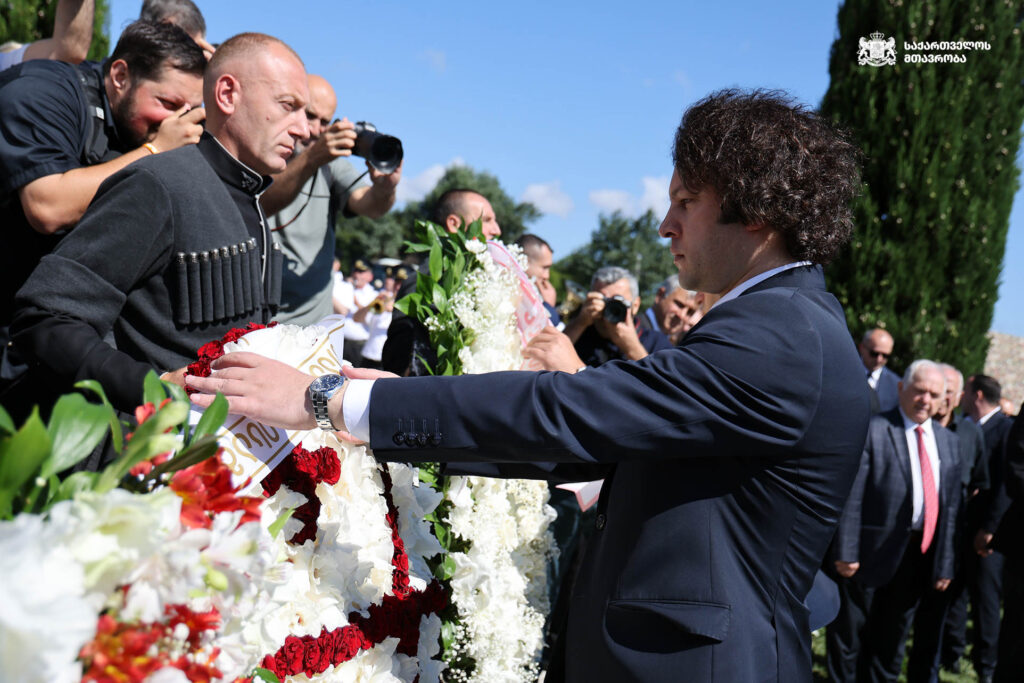 PM honors memory of fallen heroes at Mukhatgverdi Brothers Cemetery