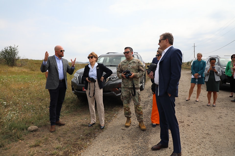 Senator Cin Şahin və konqresmen Mayk Turner inzibati bölgü xəttində idilər