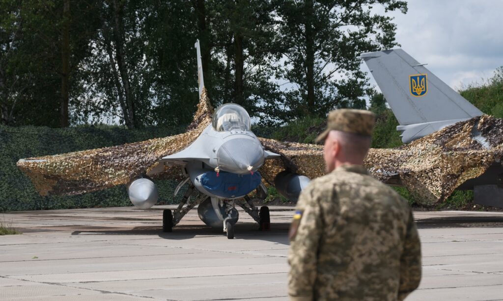 Украина планирует нанять отставных западных пилотов F-16