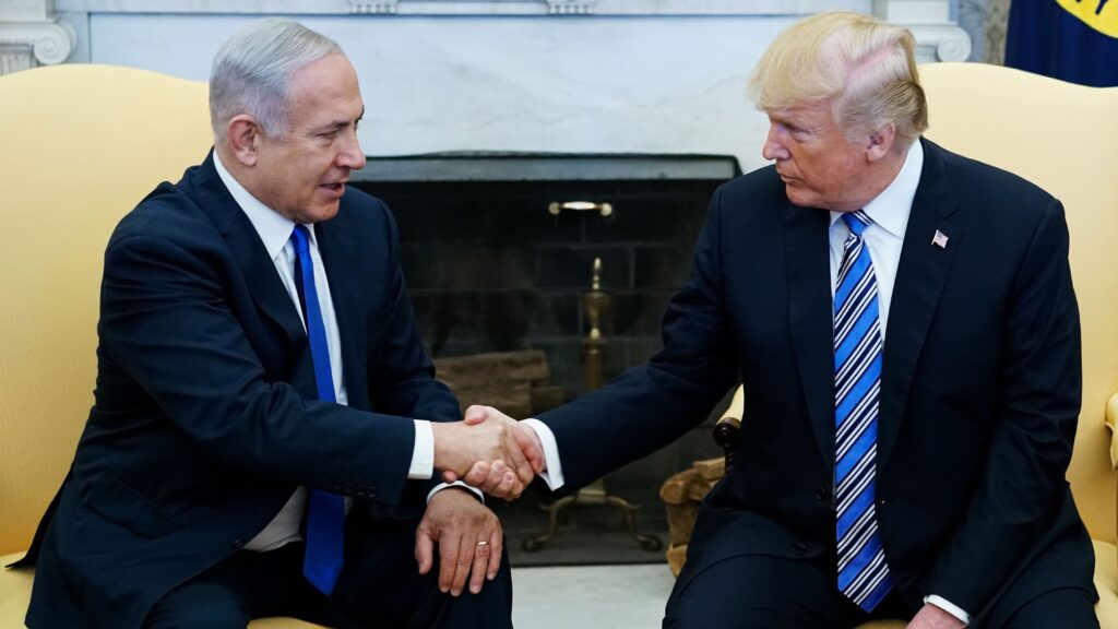 Medianın məlumatına əsasən, Benyamin Netanyahu və Donald Tramp telefon danışığı zamanı Qəzza sektorunda girovların azad edilməsi və atəşkəs razılaşması məsələlərini müzakirə ediblər