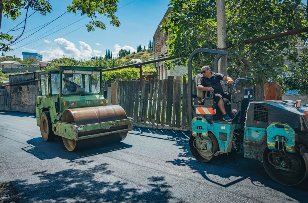 Qldanidə, Pirosmani və Saakadze küçələrində yol örtüyü təmir olunur