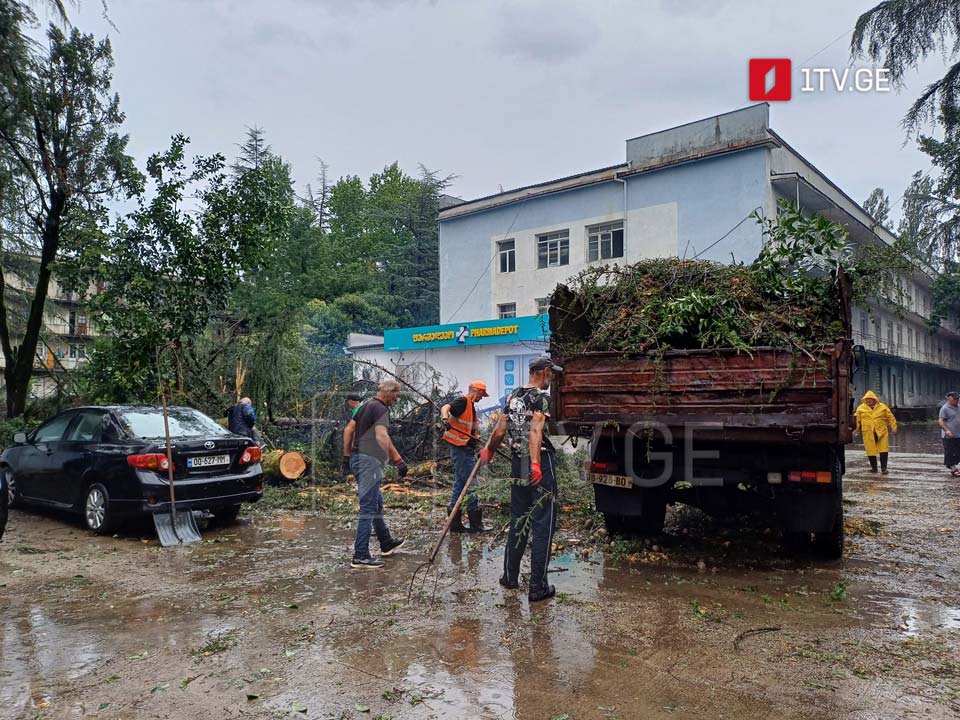 Сильный дождь и смерч создали проблемы в Зугдиди