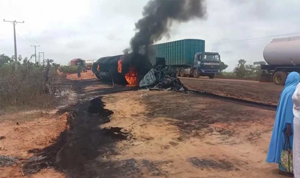 Nigeriyada neft tankeri ilə yük avtomobilinin toqquşması nəticəsində azı 50 nəfər həlak olub