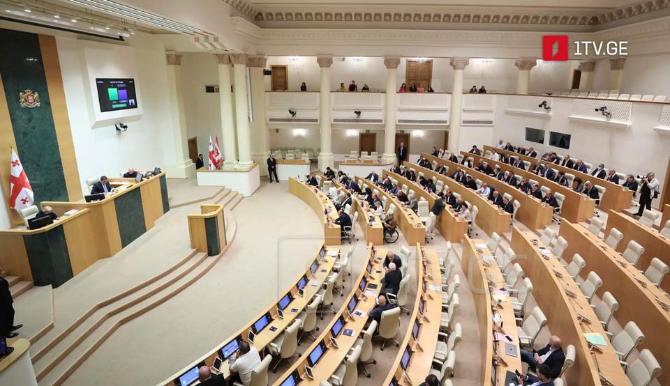 Парламент десятого созыва провел последнее пленарное заседание