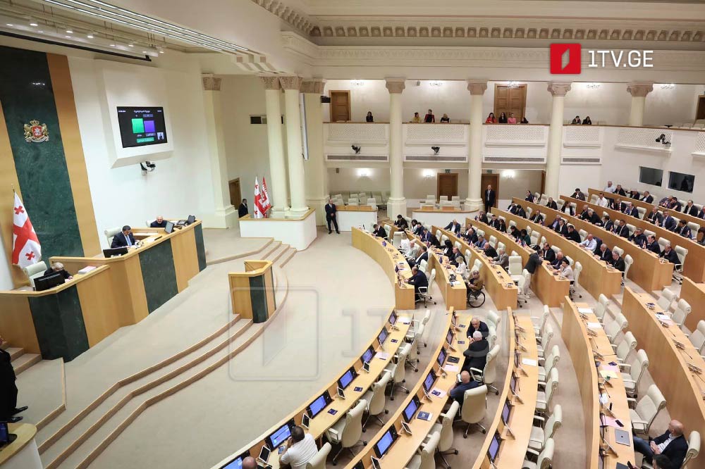 Parlament "Ailə dəyərləri və yetkinlik yaşına çatmayanların müdafiəsi haqqında" qanun layihəsini üçüncü oxunuşda qəbul edib