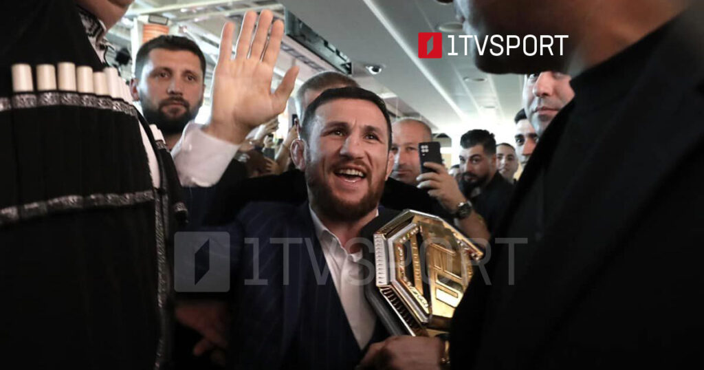 Мераб Двалишвили вернулся в Грузию с чемпионским поясом UFC