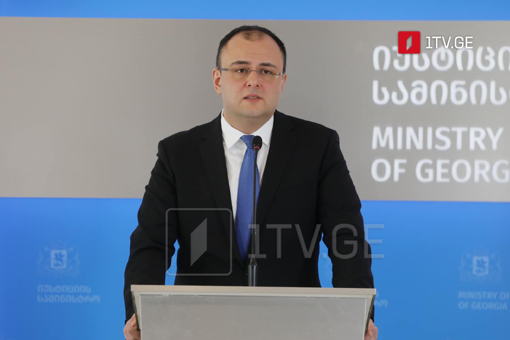 Rati Breqadze - Konstitusiyanı pozan prezident, yüksək ehtimalla seçkilərin saxtalaşdırılması ilə bağlı ittihamları sübut etməyi belə lazım görmür, ehtimal ki, onların bu suala da cavabı "çünki" olacaq