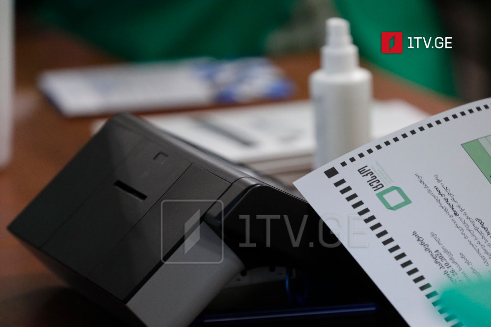 ԿԸՀ. Գունավորումը, որը, ըստ տեղեկությունների, տեսանելի է քվեաթերթիկի մյուս կողմում, ոչ մի դեպքում հստակ չի բացահայտում ընտրողի ընտրությունը և պահպանում է քվեարկության գաղտնիությունը