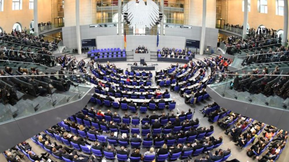 Almaniya hakim koalisiyasının dağılmasının yaratdığı siyasi böhran nəticəsində Bundestaqda gündəm dəyişib