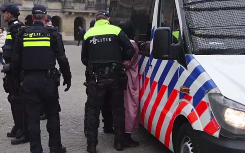 Amsterdamda meriya binası qarşısında keçirilən etiraz aksiyasında 6 nəfər saxlanılıb