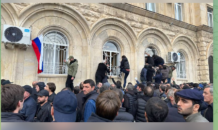 Оккупацигонд Абхазы, митингы хайадисджытæ бабырстой  афтæ хуынæг парламенты бæстыхаймæ æмæ æрдомдтой Аслан Бжаниайы йæ бынатæй ацæуын