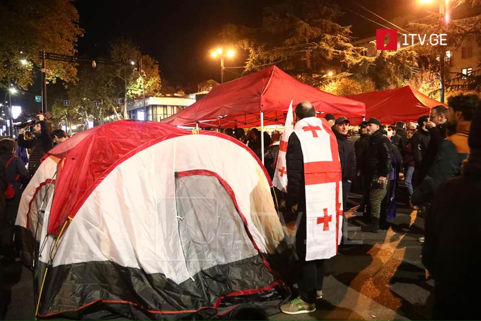 In pics: Protesters put up tents near Tbilisi State University's first building