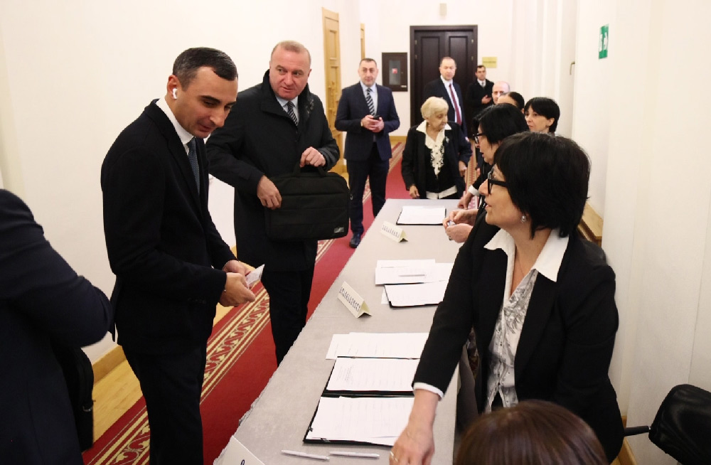Gürcüstan Parlamentində yeni seçilmiş deputatların qeydiyyatı aparılır