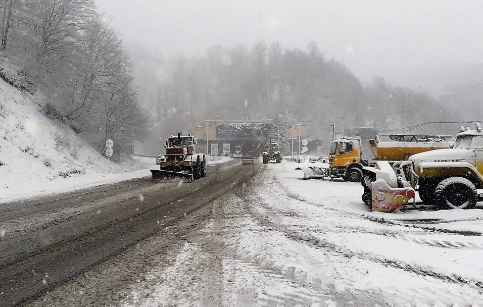 Tbilisi-Senaki-Leselidze avtomobil yolunun Surami-Vertğviçala hissəsində qoşqulu və yarımqoşqulu avtonəqliyyatın hərəkəti qadağandır