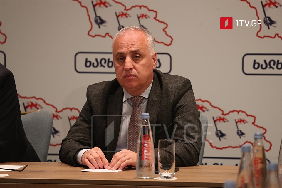 Dimitri Xundadze - Seçici müxalifətə parlamentə daxil olması üçün səs verdi, lakin onlar çadırdan keçməklə ölkədən kənarda gəzir və nicatı orada axtarırlar