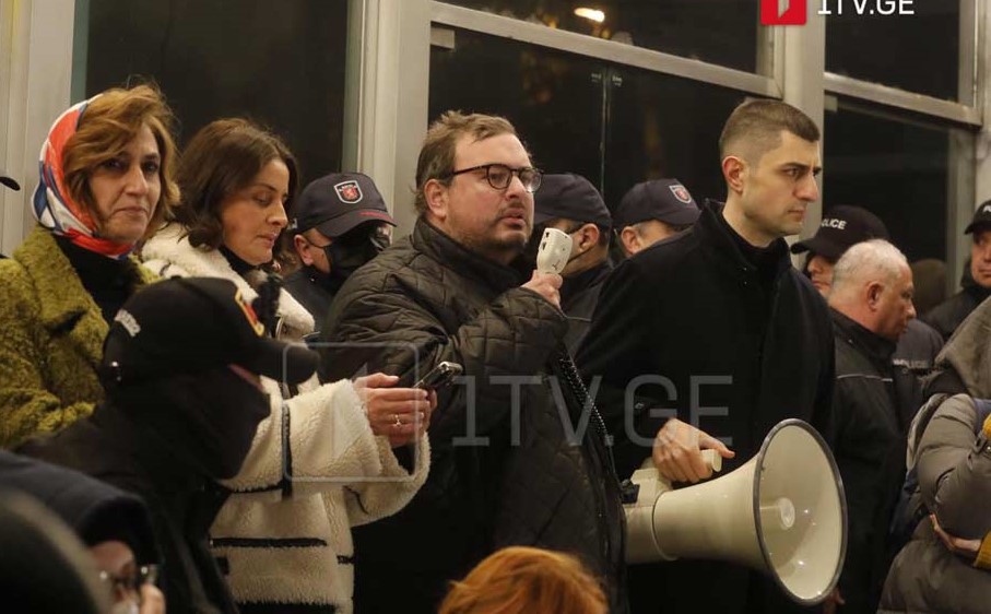 Levan Lortkipanidze - Bilmirəm öz televiziyası olan o siyasi liderlərə efir niyə tələb etməliyik, səsi eşidilməyən xalqa tribuna verməliyik, Qvaramianın səsi yaxşı eşidilir