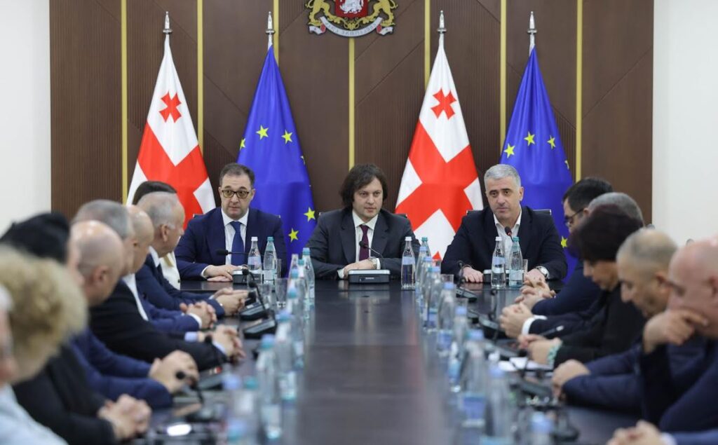 İrakli Kobaxidze yeni ətraf mühitin mühafizəsi və kənd təsərrüfatı naziri Davit Sonğulaşvilini nazirliyin əməkdaşlarına təqdim edib