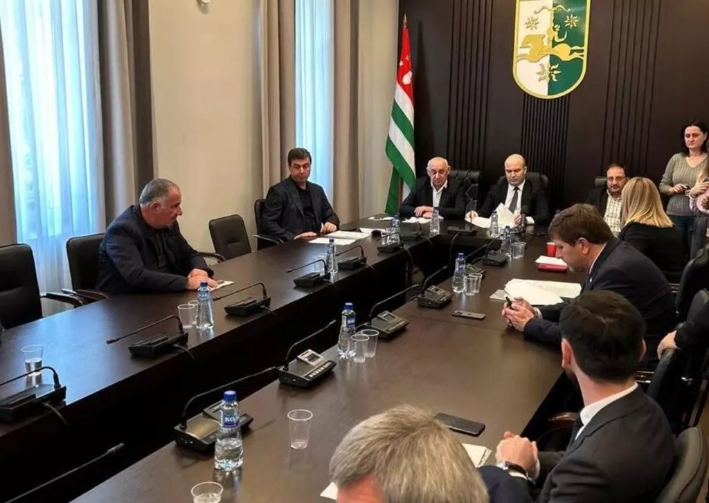 Импыҵахалоу Аԥсны де-факто апарламент Урыстәылаҟны аинвестициатә еиқәшаҳаҭра ашьақәырӷәӷәара иақәшаҳаҭымхеит