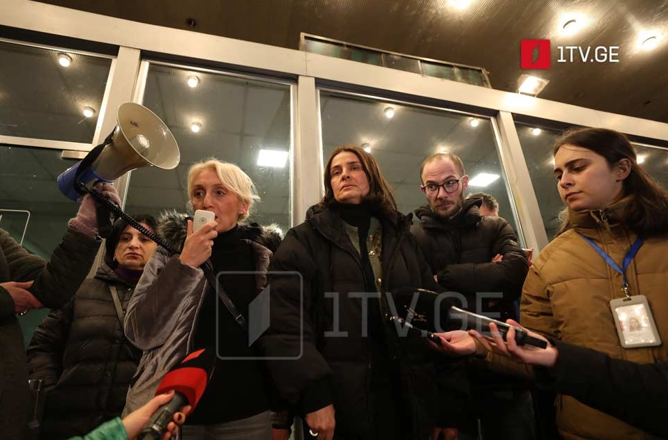 Birinci Kanalın yaxınlığında davam edən aksiyanın iştirakçılarından biri Sopo Xuntsarianın “Formula” teleşirkəti üçün veriliş hazırladığını və ona görə bu gün aksiyada iştirak etmədiyini bildirir