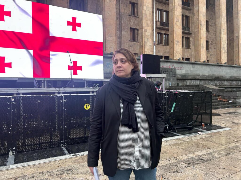 Элене - У нас действительно много поролона, пледов, фейерверков, Сникерсов, яиц, чтобы бросать их в полицию, все, что нужно, чтобы был протест