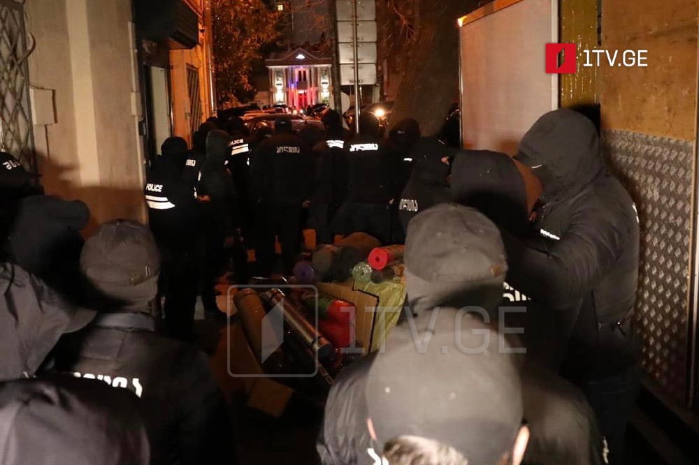 Правоохранители вывозят из офиса "Дроа" пиротехнику, лазеры и другие предметы