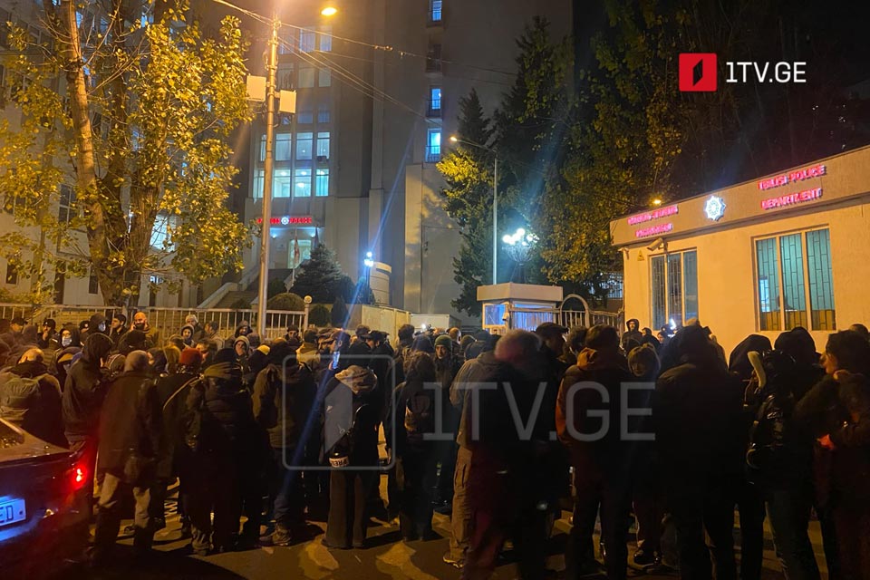 Aktyor Andro Cicinadzenin yaxınları və dostları Diğominin müvəqqəti saxlama təcridxanasının yaxınlığındadırlar