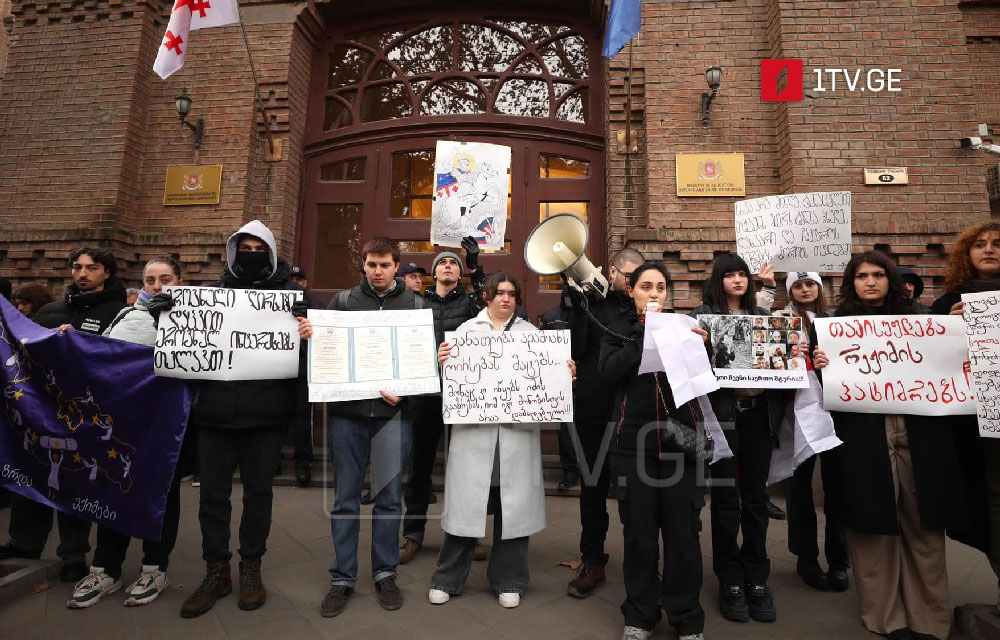 Students, professors rally outside Education Ministry