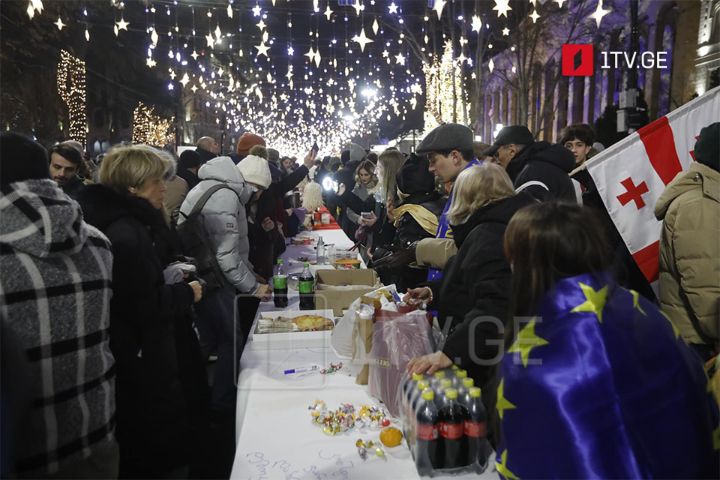 Участники митинга, собравшиеся на проспекте Руставели, устраивают застолье