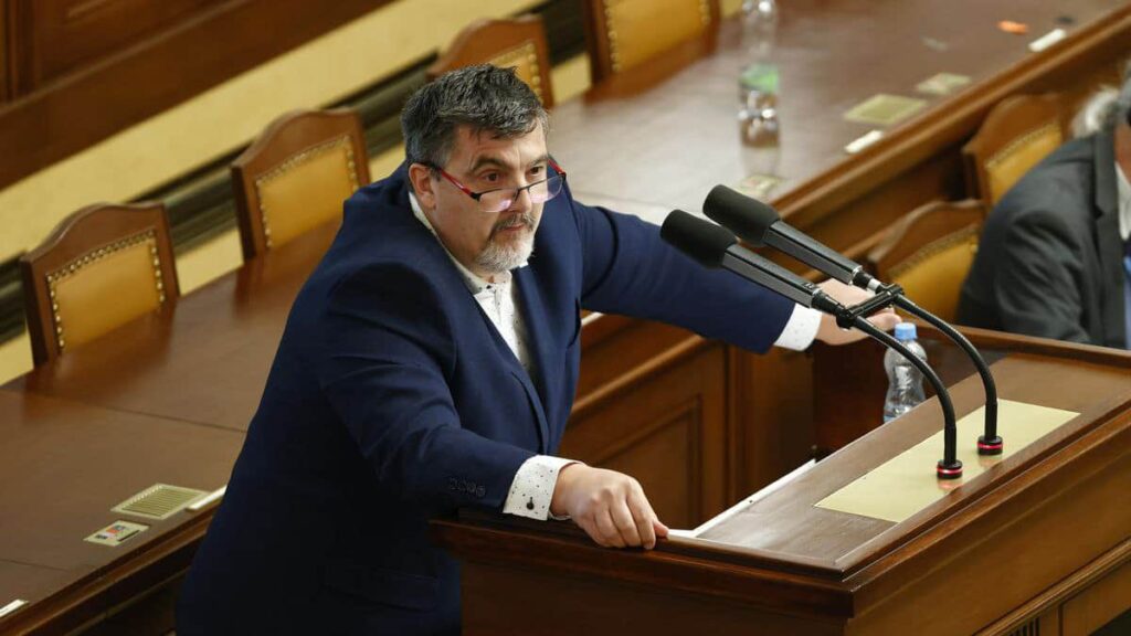 Çexiya Parlamentinin üzvü Yeni il gecəsi doğma kəndində at tövləsinin yanında pirotexniki vasitələrdən istifadə etdiyinə görə üzr istəyib