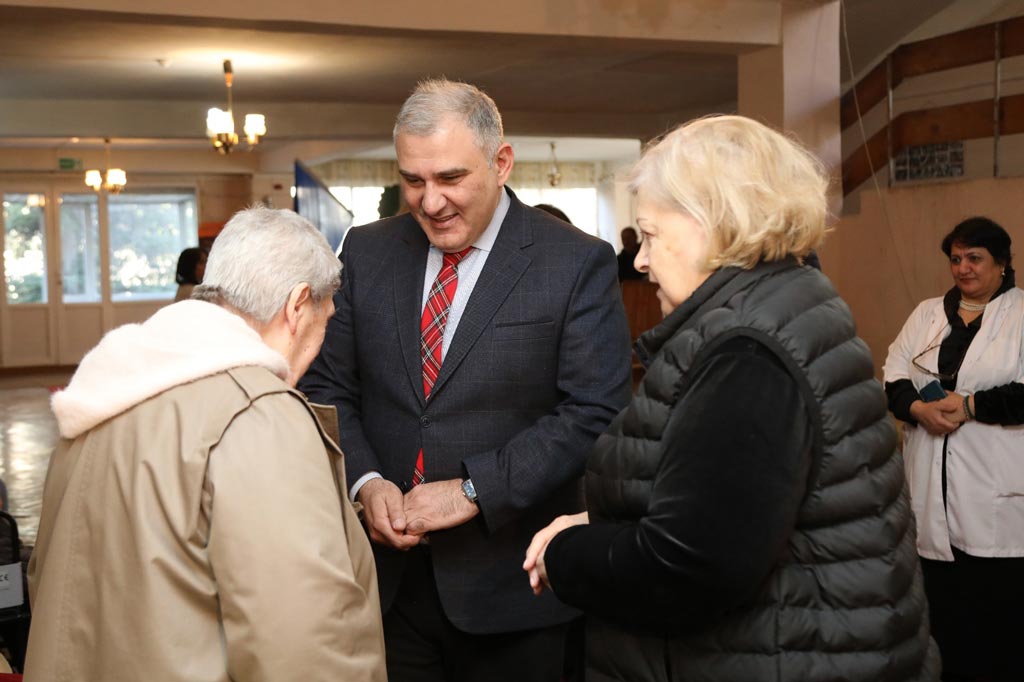 Mixeil Sarcveladze Tbilisi Yaşlılar üçün Pansionatın benefisiarlarını Milad və Yeni il münasibətilə təbrik edib