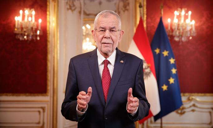 Avstriyanın Prezidenti ifrat sağçı "Azadlıq Partiyası"nın lideri Herbert Kiklə koalisiya hökuməti qurmağı tapşırdığını bildirir