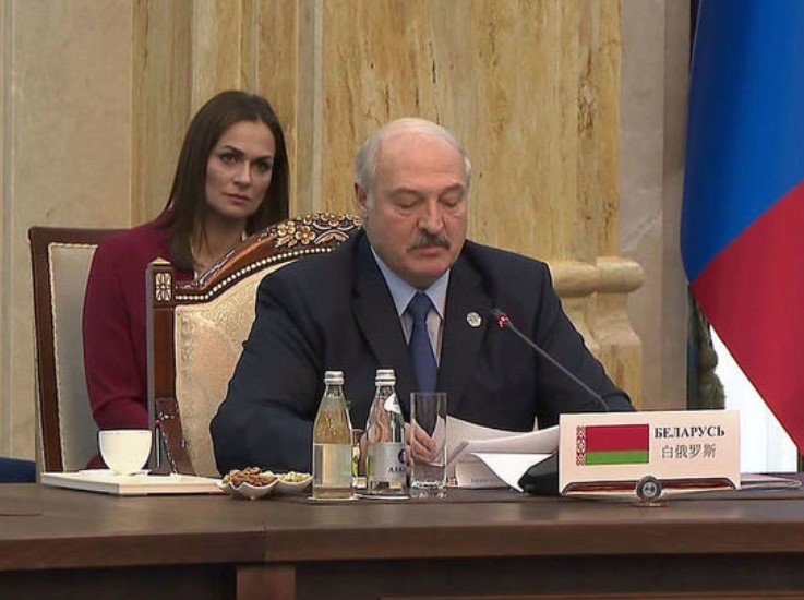 Minskdə Aleksandr Lukaşenkonun müharibənin əvvəlində Volodimir Zelenskidən üzr istəməsini inkar edirlər