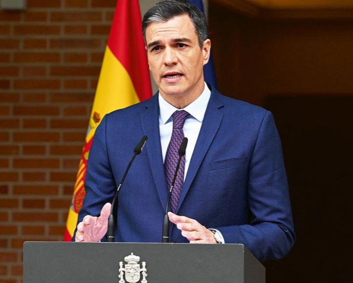 Medianın məlumatına əsasən, Pedro Sançes İlon Maskı Avropanın təsisatlarına hücum etməkdə və nifrət yaymaqda ittiham edir