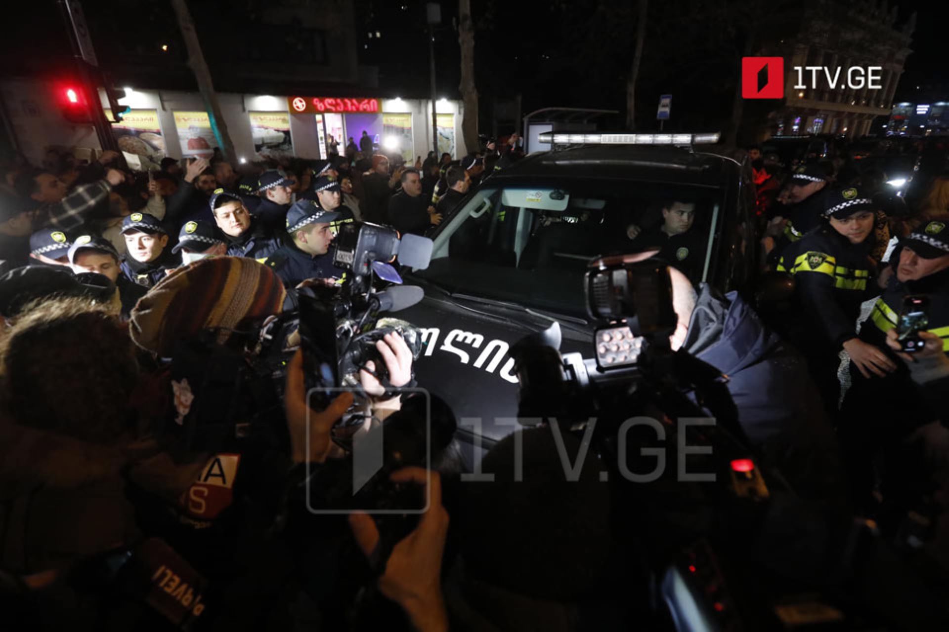MIA reports detention of nine protesters near Babilo restaurant