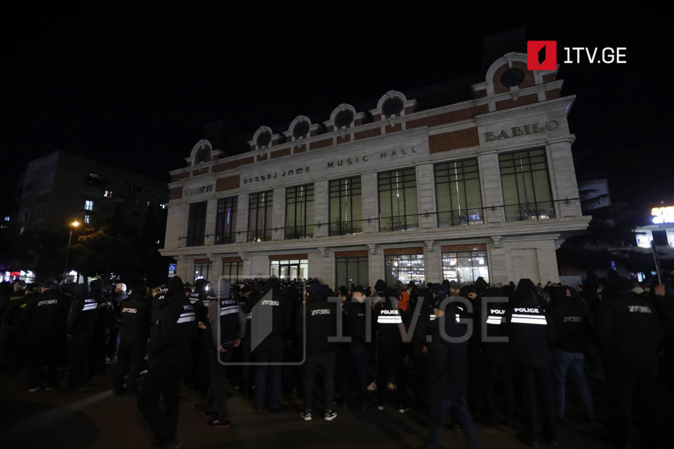 Hakimlər hüquq-mühafizə orqanlarının əməkdaşlarının yardımı ilə “Babilo” restoranının ərazisini tərk ediblər, aksiyanın iştirakçıları ərazidə qalırlar