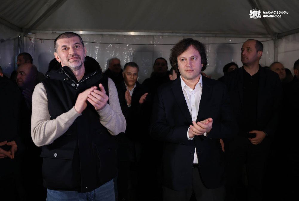 İrakli Kobaxidze Samtrediada bir neçə ailəyə mənzillərin verildiyi ənənəvi tədbirdə iştirak edib