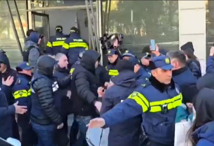 Temka polis idarəsi yaxınlığında etirazçılarla hüquq-mühafizə orqanlarının əməkdaşları arasında qarşıdurma olub, bir neçə nəfər həbs edilib