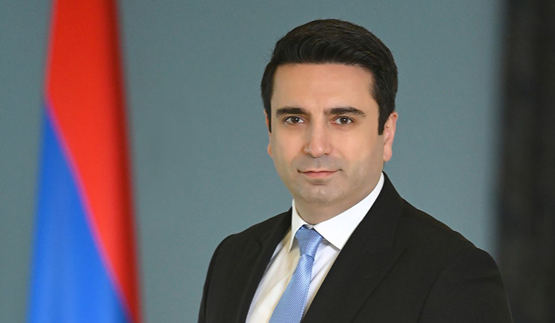 Alen Simonyan - Ermənistanın Avropa İttifaqı ilə, eləcə də Rusiya ilə ümumi sərhədi yoxdur, lakin bu, Rusiyanın Ermənistanın Gömrük İttifaqına qoşulması üçün hakimiyyətə təzyiq göstərməsinə əngəl olmadı