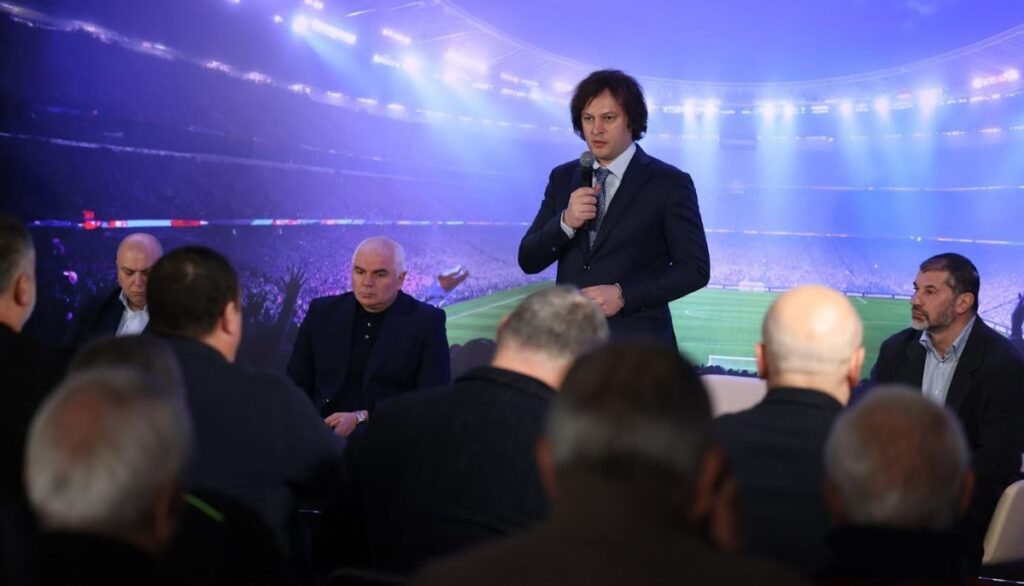 PM reviews new stadium concept with sports society