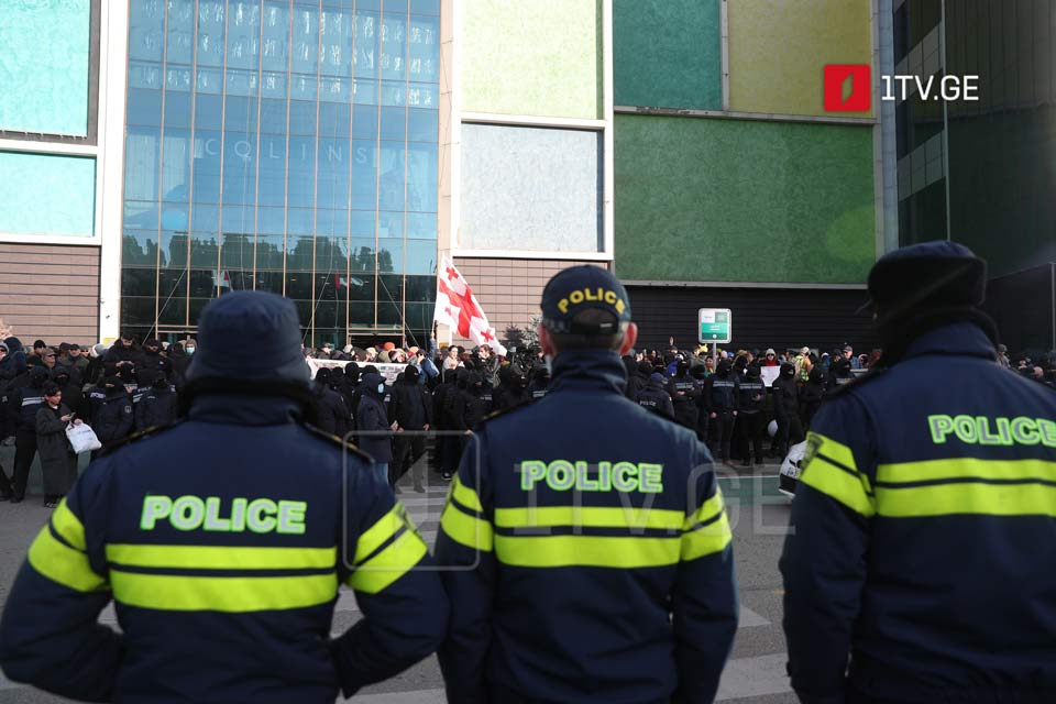 Etirazçılar “Tbilisi Mall” ticarət mərkəzinin ətrafına toplaşır, hüquq-mühafizə orqanlarının əməkdaşları hadisə yerinə səfərbər olunub