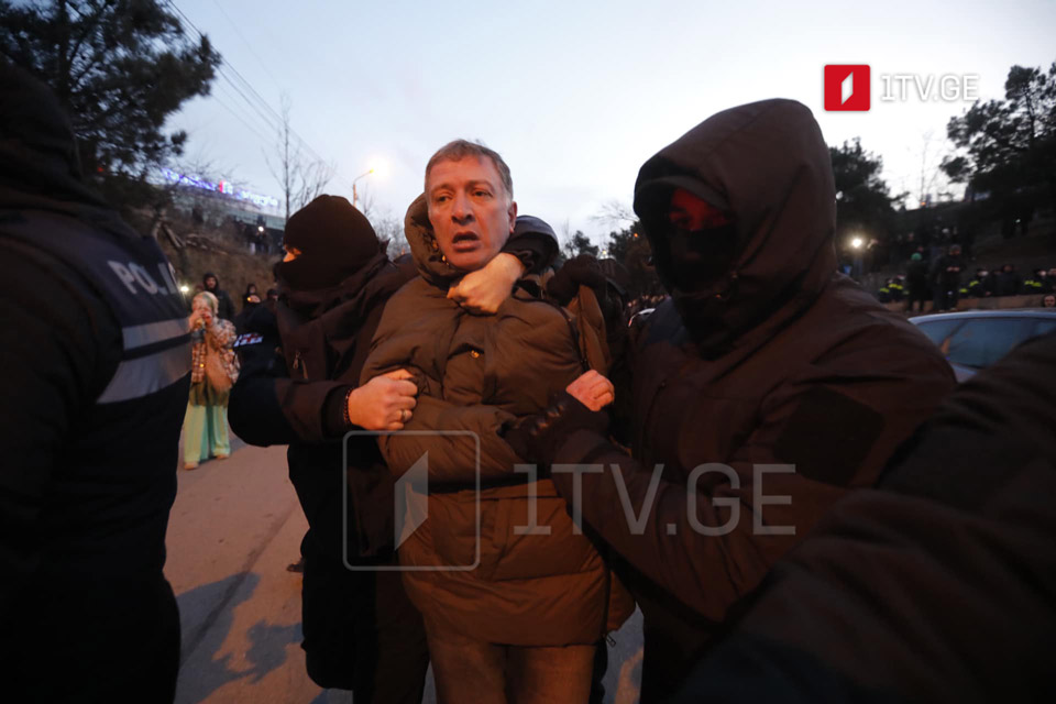 Правоохранители задержали политиков Нику Мелия и Гиги Угулава на акции протеста на выезде из Тбилиси