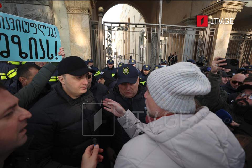 Представители СМИ проводят акцию протеста возле парламента