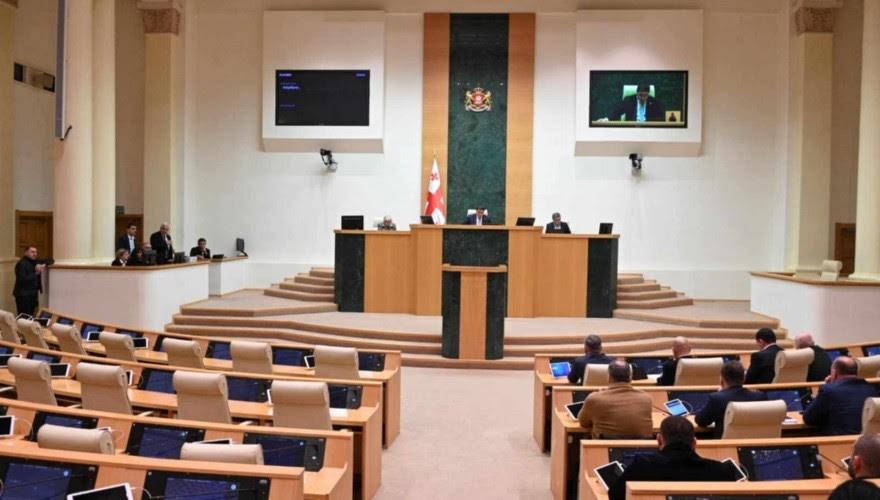 Парламент йæ фарсыл рахæцыд паддзахадон службæйы фæдыл закъонмæ ивæндзинæдтæн фыццаг бакасты