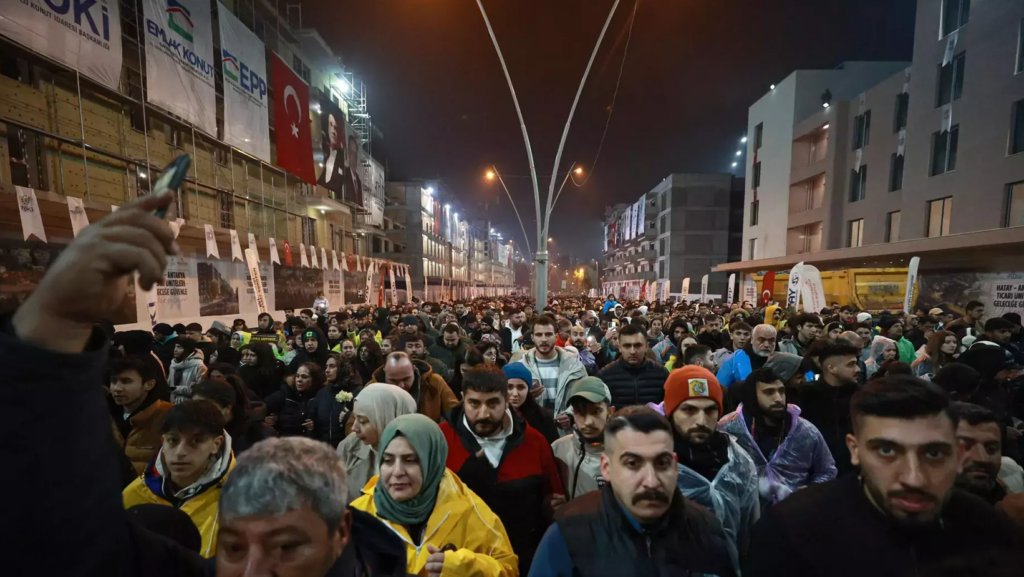 Dağıdıcı zəlzələnin ikinci ildönümü ilə əlaqədar Türkiyənin şəhərlərində məşəllərlə yürüş keçirilib