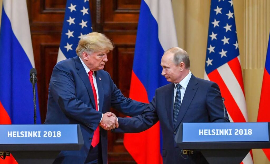 Дональд Трамп сообщил, что поговорил с президентом России по телефону о прекращении войны в Украине